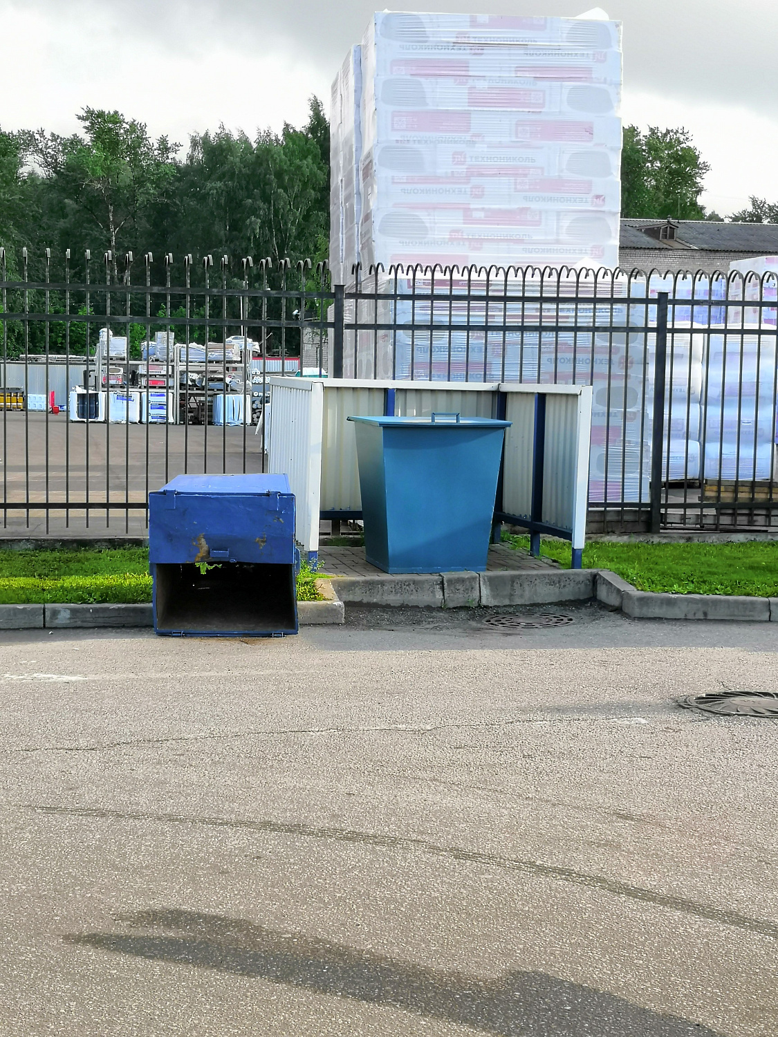 Замена устаревших мусорных контейнеров на АЗС Neste на контейнеры производства ООО "Талион" Metall78