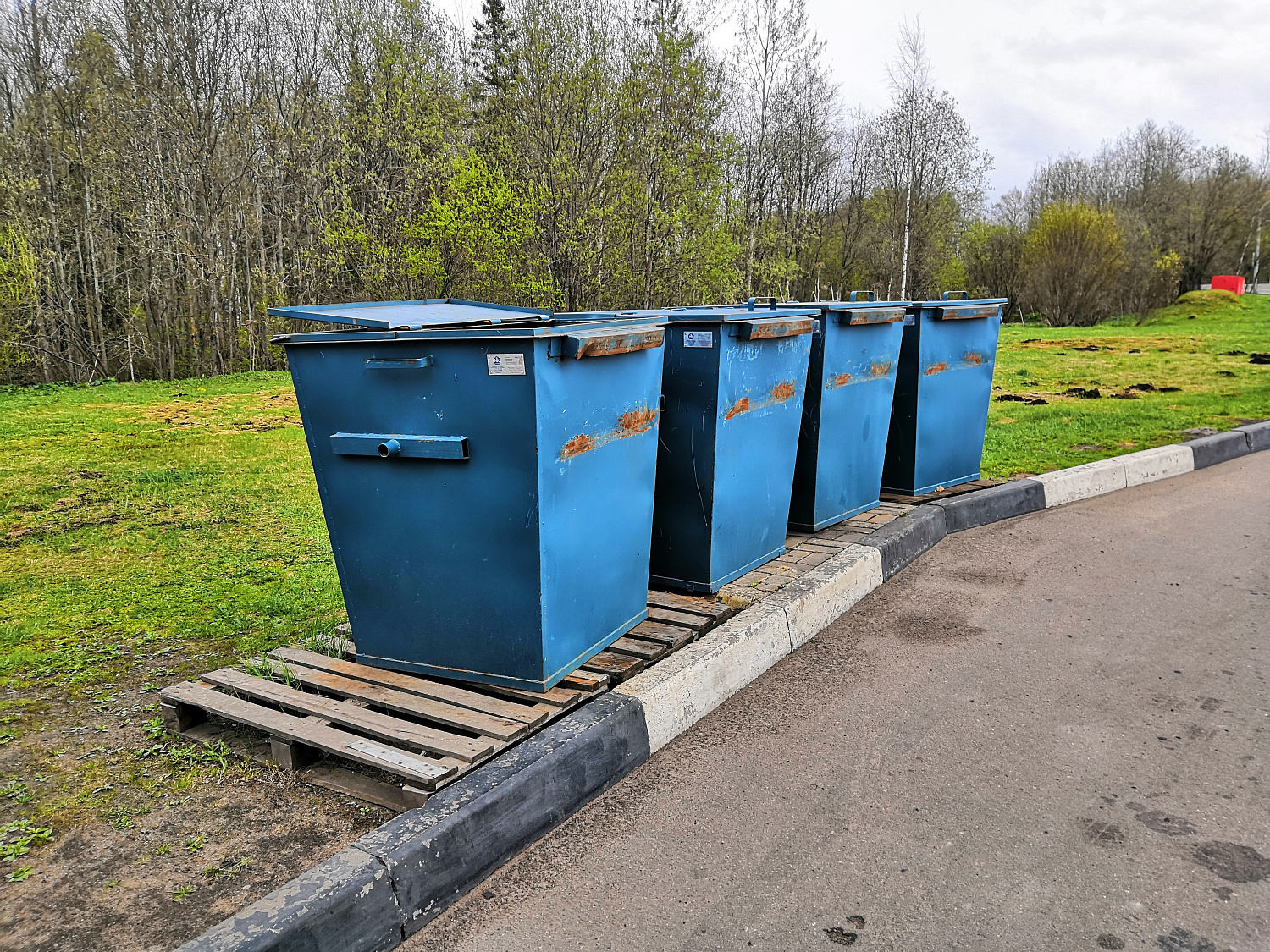 Контейнеры для мусора Metall78 на АЗС ПТК - РОСНЕФТЬ