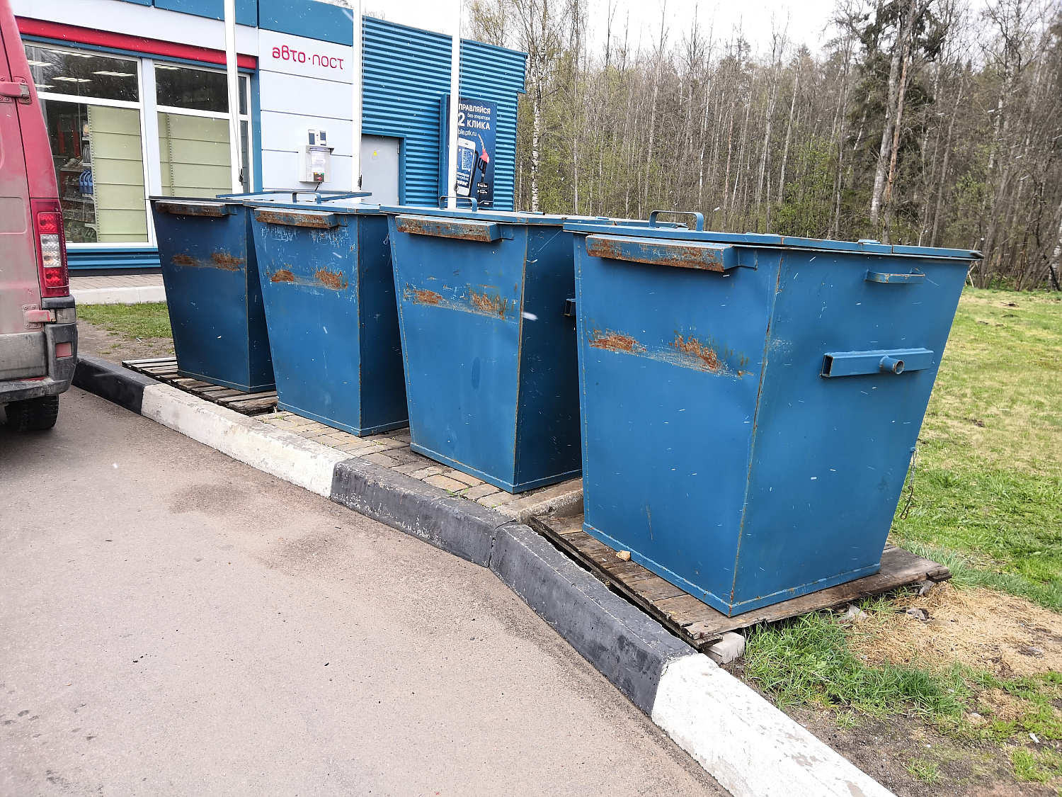 Контейнеры для мусора Metall78 на АЗС ПТК - РОСНЕФТЬ