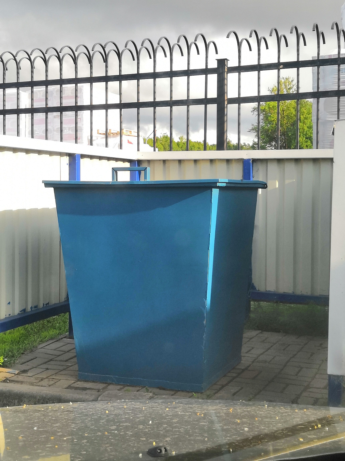 Замена устаревших мусорных контейнеров на АЗС Neste на контейнеры производства ООО "Талион" Metall78