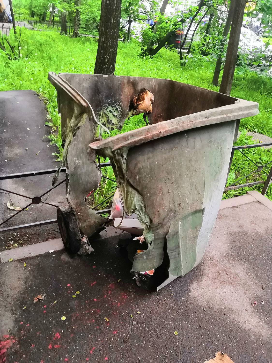 Почему металлические мусорные контейнеры лучше пластиковых