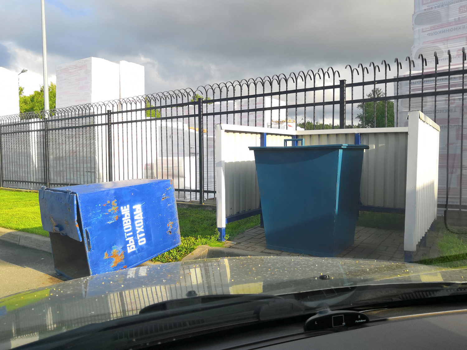 Замена устаревших мусорных контейнеров на АЗС Neste на контейнеры производства ООО "Талион" Metall78